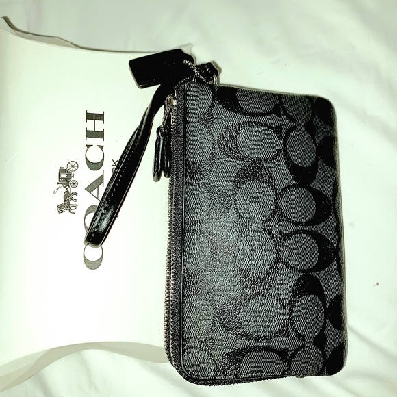 🆕️ COACH DOUBLE ZIPPER WRISTLET. WITH TAGS - Picture 11 of 11